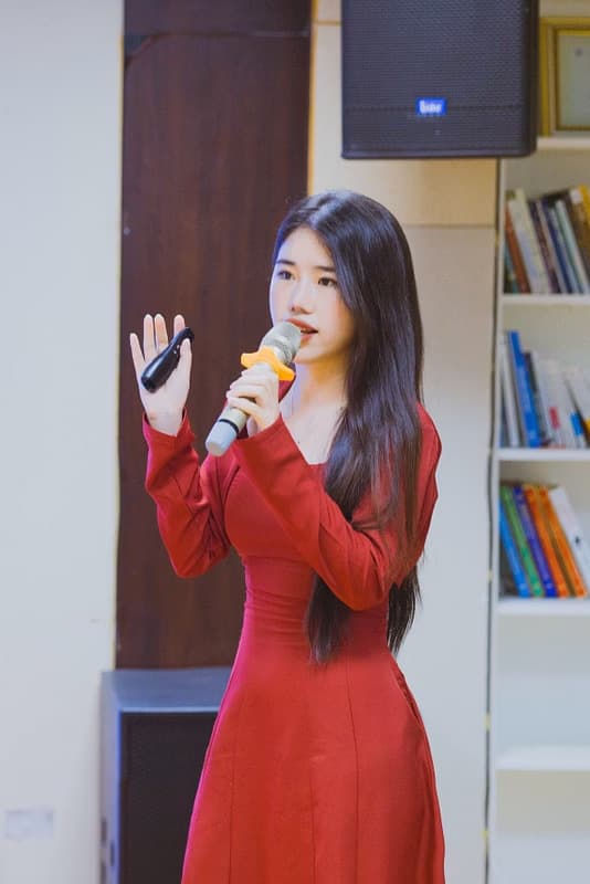 Mrs Thu — Founder & CEO of Savior Viet Nam speaking at a seminar